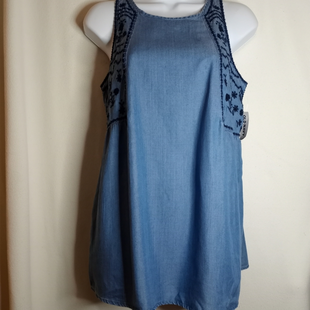 - Old Navy Maternity Top.    Size M